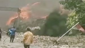 Pemadaman Api di TPA Jalupang Karawang Masih Berlangsung