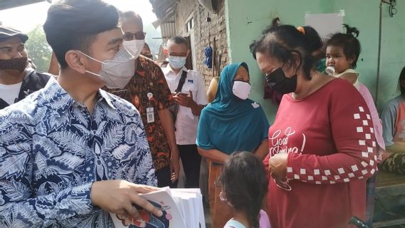 Blusukan ke Bantaran Kali Jenes, Gibran Bagi-bagi Buku Tulis Bergambar Jan Ethes