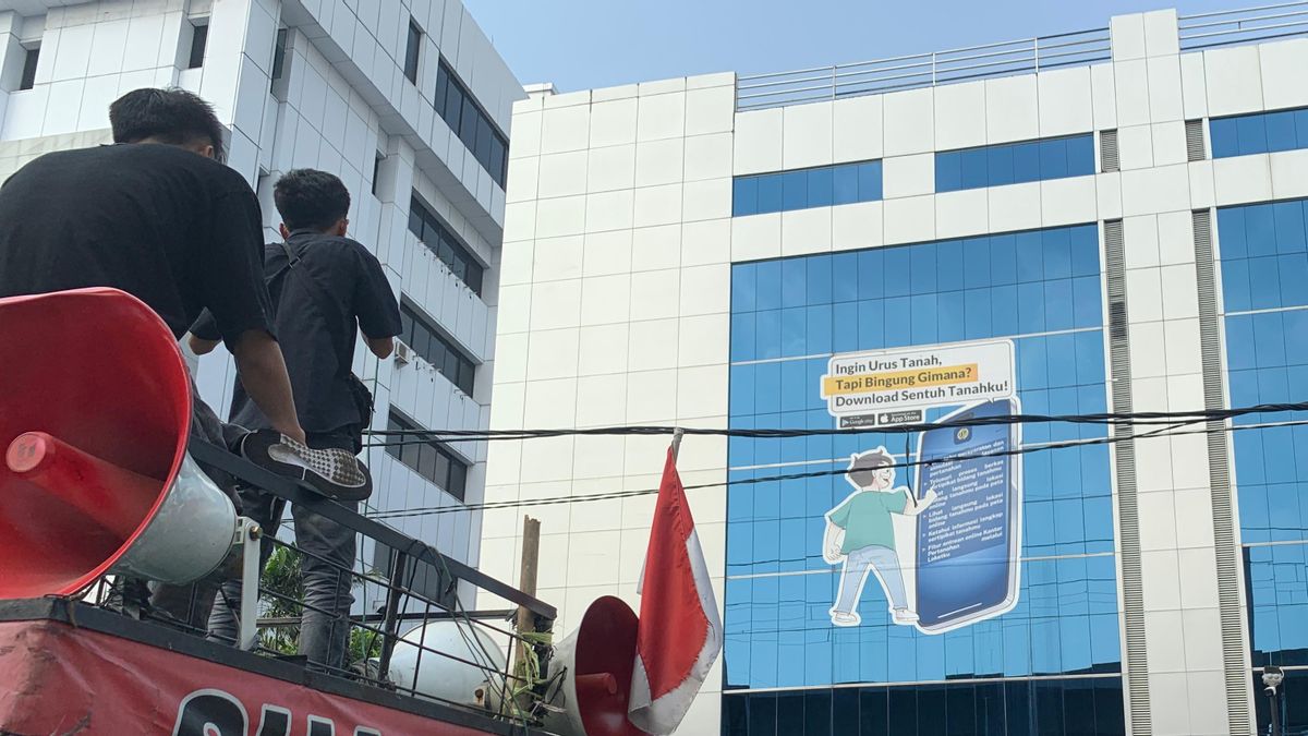 Di Depan Kantor AHY, Aktivis Lingkungan Hidup Protes Ada Sertifikat Tanah Terbit di Hutan Lindung