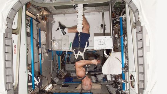 Bagaimana Cara Astronot Olahraga di Luar Angkasa?