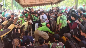 Ratusan Driver Ojol Iringi Pemakaman Affan Kurniawan, Mitra Gojek yang Tewas Akibat Dilindas Mobil Rantis Brimob