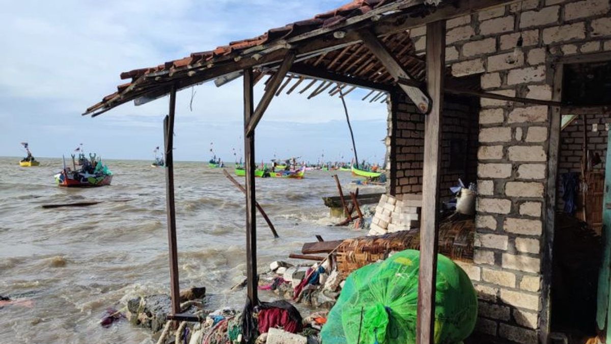BNPB: تقريبا جميع بانتورا تأثرت بفيضانات روب وموجات المد والجزر