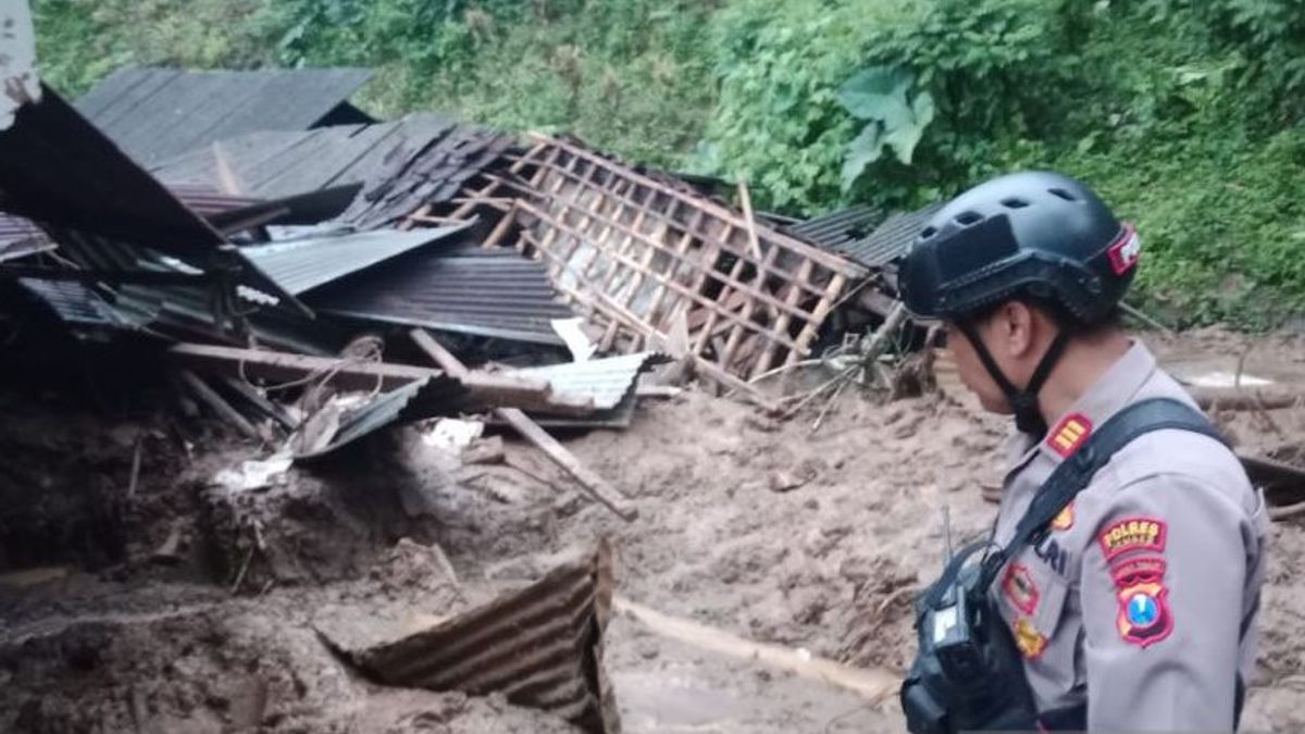 One People Died As A Result Of Being Buried In Land Land Land Landslides In Jember