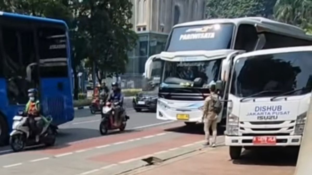 イスティクラル・モスクの前の野生のジュキールが再び問題を起こし、観光バスの運転手はディスハブ車の前でRp300,000を宣言しました