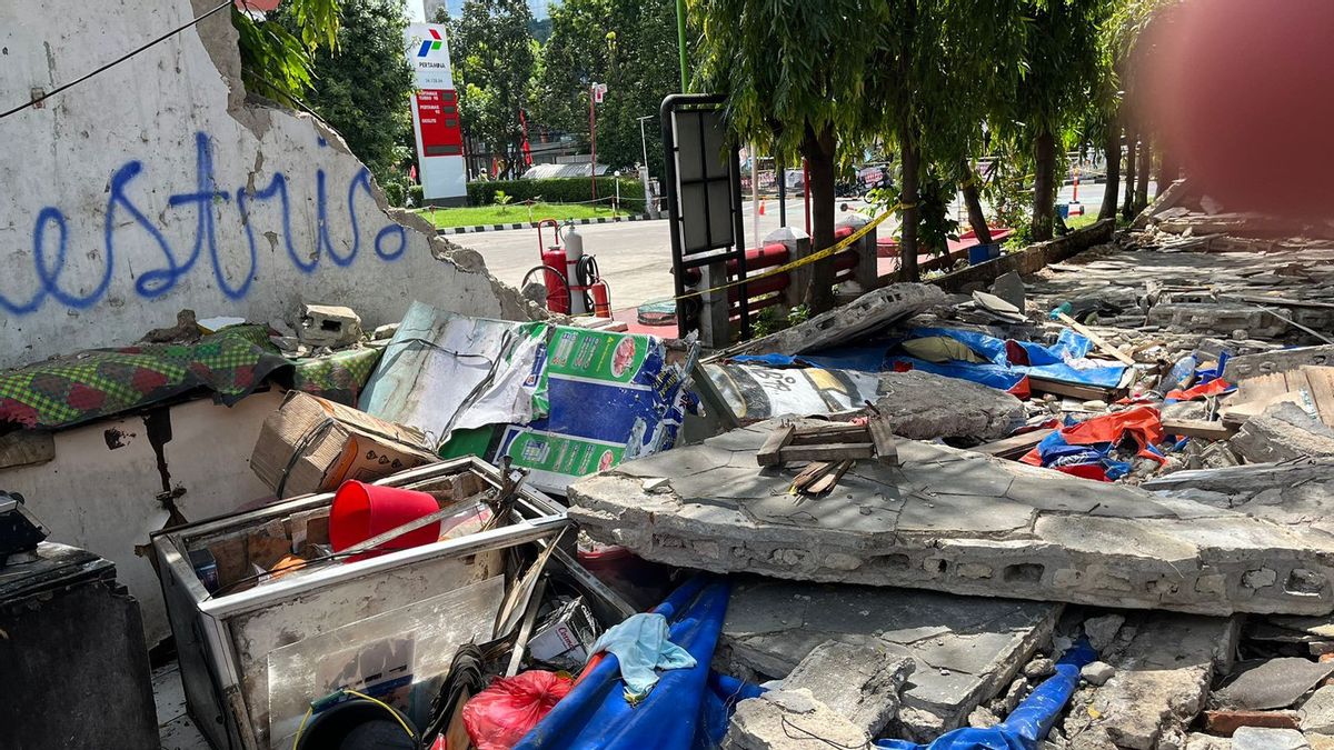 The Victim's Child The Wall Of Pertamina Gas Station Collapses Safely Because His Body Is Blocked By Galon Air Mineral