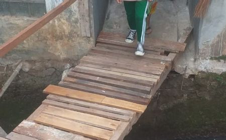 Inisiatif Warga Ciracas Bangun Jembatan Tanpa Bantuan Pemerintah, Demi Aktivitas Harian