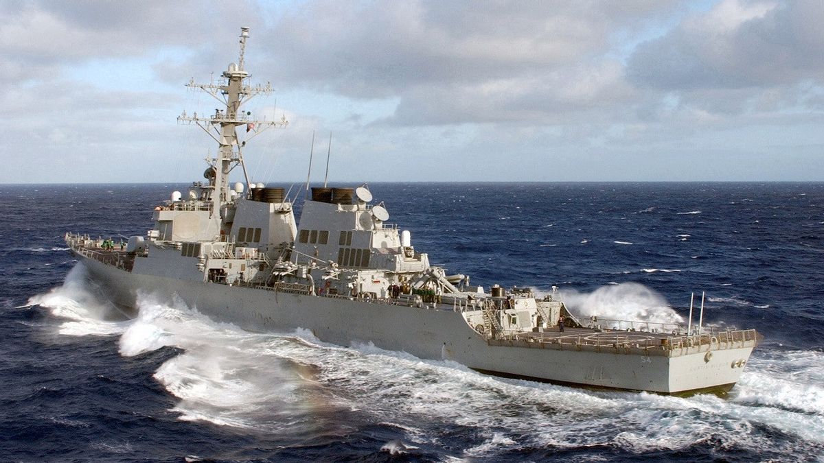 美国导弹驱逐舰过境中国台湾海峡：威胁和平