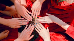 3 Desain Nail Art yang Wajib Dicoba untuk Natal dan Liburan Akhir Tahun