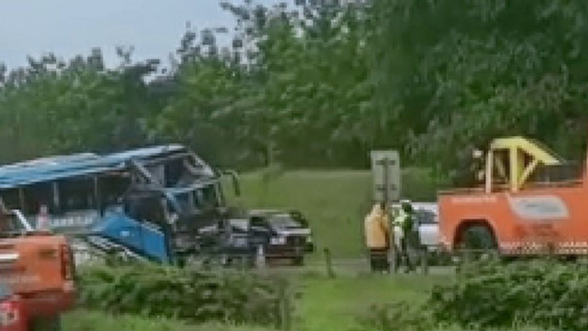 チパリ有料道路でバス仲間単独事故、2人死亡