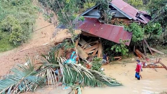 Buka Daerah Terisolir Akibat Longsor, Pemkab Mamuju Terjunkan 4 Alat Berat