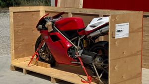 Dibeli 26 Tahun Lalu, Ducati 996 SPS Hanya Dipajang dan Kini Dijual Kembali Pakai Peti Asli Pengiriman