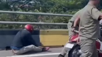 4 Motorcyclists Fall When Satpol PP Orders The Political Party Flag At The Pondok Bambu Flyover