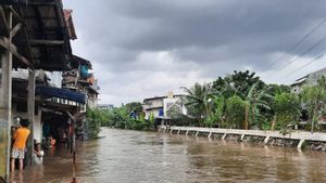 Tanggul Kali Mampang Jebol Akibatkan Banjir Hingga 1,2 Meter