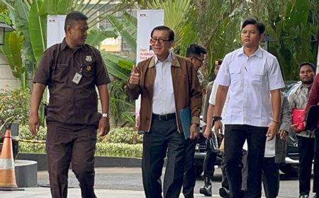 Tiba di Gedung KPK Penuhi Panggilan, Yasonna Laoly Acungkan Jempol