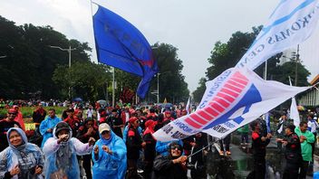Hujan Warnai Aksi Demo Buruh di Jakarta