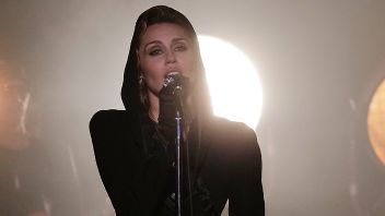 Miley Cyrus Ungkap Momen saat Disney Melarangnya Bawakan Lagu dari Hannah Montana