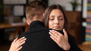 7 Tips Menenangkan Pasangan yang Sedang Mengalami Kecemasan