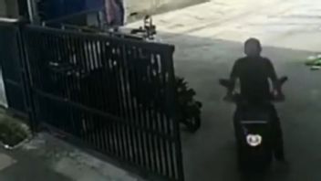 Pretending To Participate In The Dzuhur Prayer, This Man Even Steals A Motorcycle In The Mosque Parking