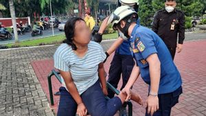 Wanita Diduga ODGJ, Kakinya Terjepit Bangku Besi di Taman, Petugas Pemadam Datang untuk Beri Pertolongan