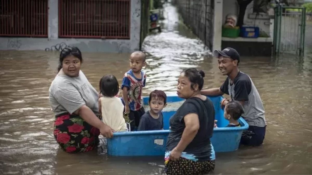 Ciliwung a débordé et ont reculé 28 RT à Jakarta, l’eau atteint 1,5 mètre