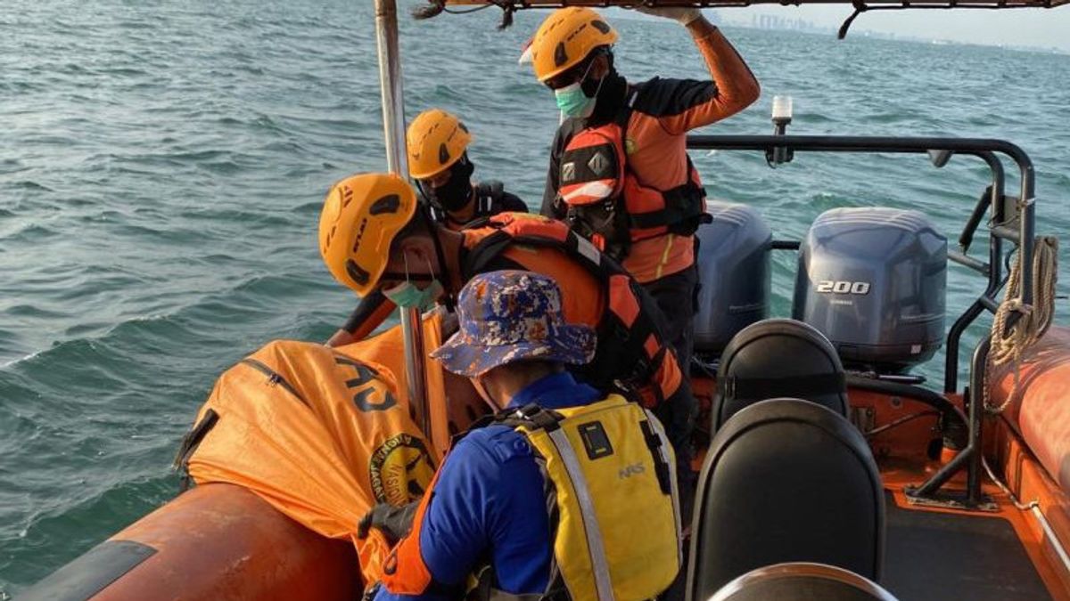 海上でボールを拾う間に船から落ちた乗客の遺体を救助するSAR