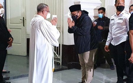 Di Malam Natal, Gus Yaqut: Saya Menag untuk Semua Agama