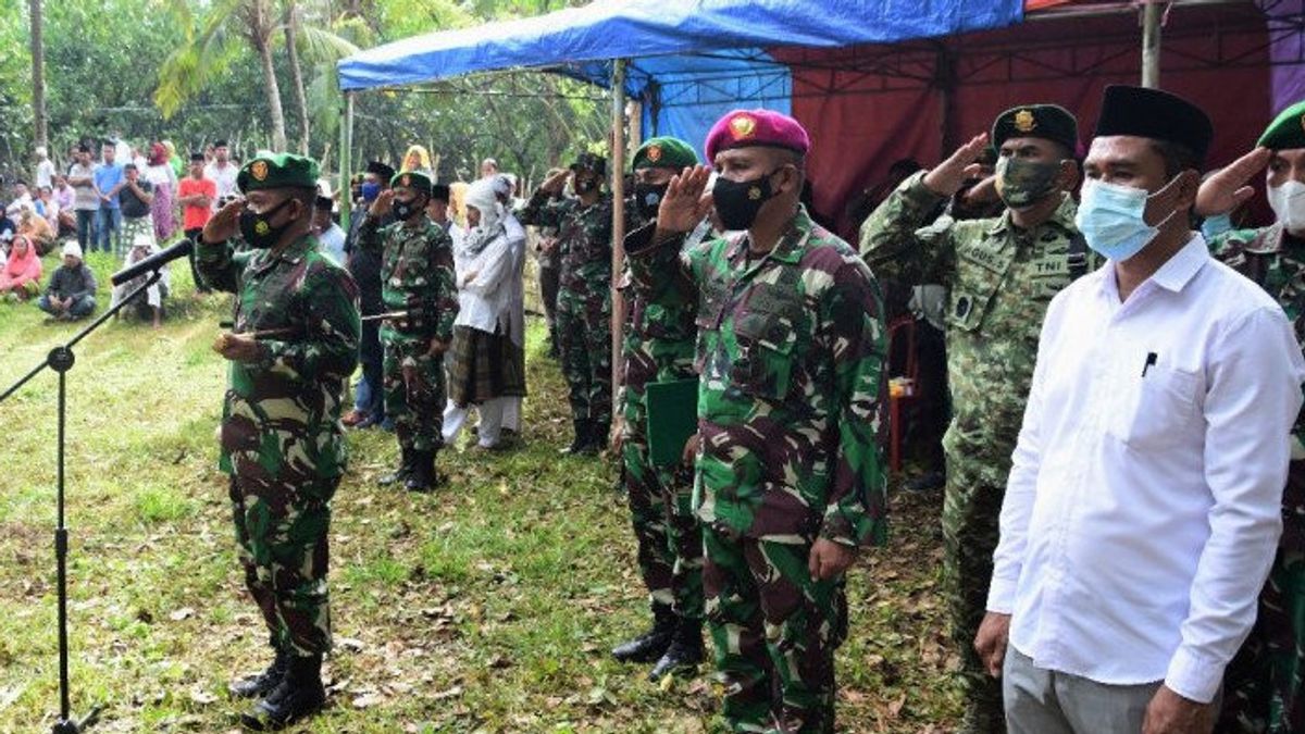 La Femme Pleurant Du Soldat TNI Tué En Papouasie éclate, Famille: S’il Vous Plaît Pardonnez L’erreur Du Défunt