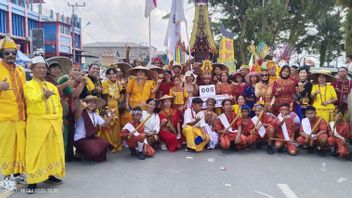 Miniatur Rumah Toraja Passes Through The Heart Of Tanjung Selor City, IKAT Buys The 2025 Cultural Parade General Champion