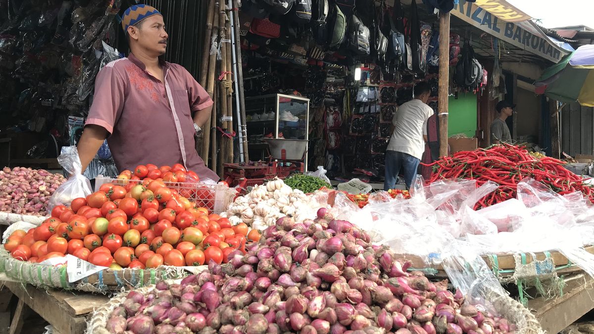 洋葱价格Rp45千克每公斤在帕隆市场，辣椒仍然正常