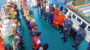 KMカハヤアラファの沈没の9人の犠牲者を探して、SARチームに関与する2人の外国人ダイバー 
