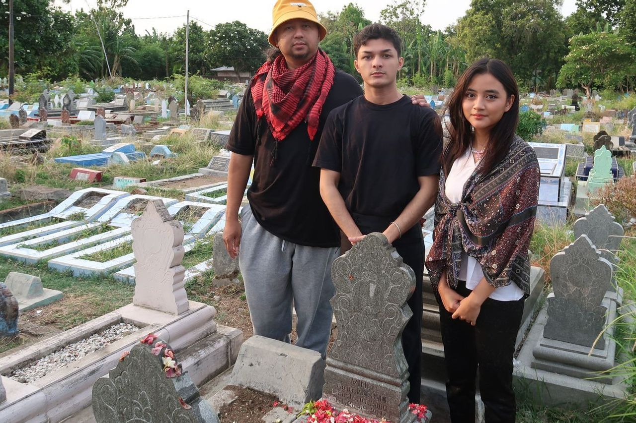 Ziarah ke Makam Vina Tandai Dimulainya Syuting Film Vina: Sebelum Tujuh  Hari di Cirebon