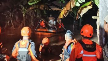 4 Desa in Banyuwangi被淹没，三名居民被困，成功撤离