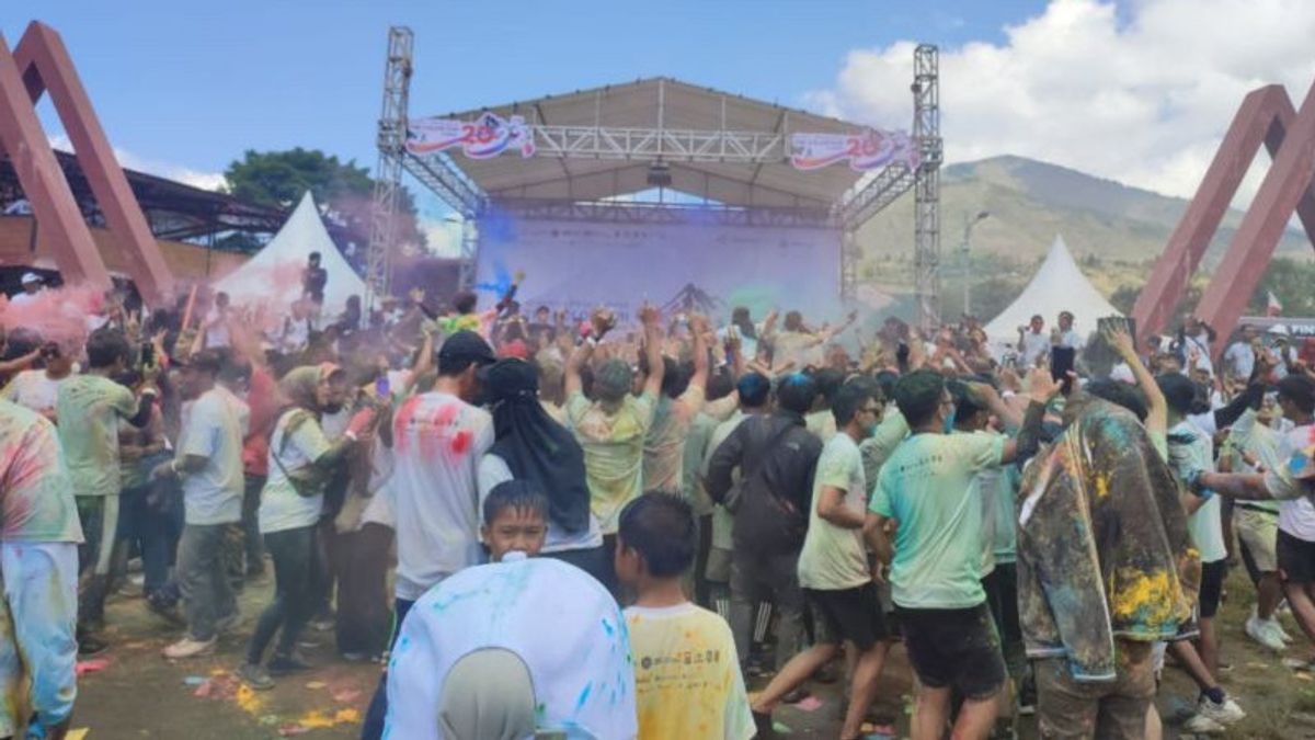 Disiram Tepung Warna-warni, Ribuan Peserta Meriahkan NTB Rinjani Color Run