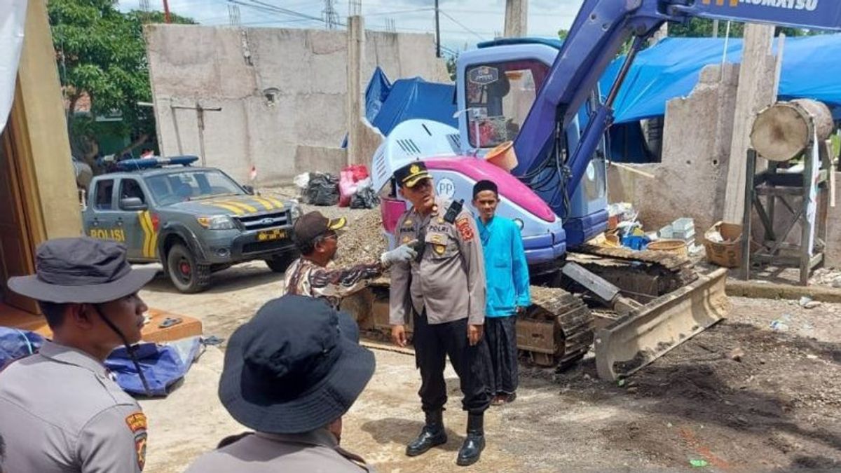Mulai Fokus Penanganan Pasca-Bencana, Polisi Bersikan Puing-puing Bangunan di Nagrak Cianjur