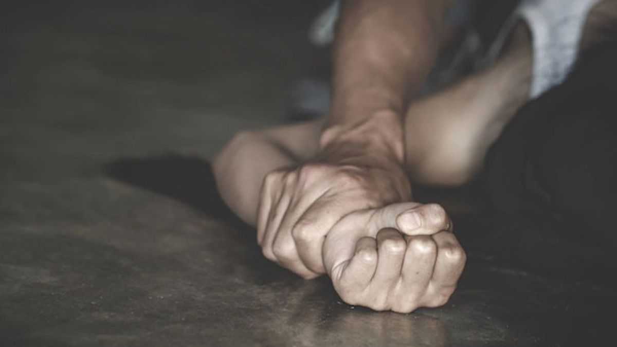 パンデグランの50歳の男がカブリ未成年の少女の後、警察に引き裂かれた
