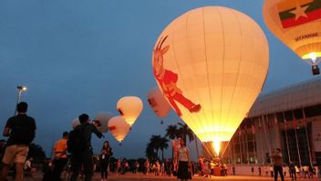 Hot Air Balloons With Flags Of SEA Games Participating Countries Are An Attraction For Photo Spots