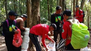 Volunteers Successfully Lower 150 Garbage Sacks From The Top Of Mount Gede Pangrango