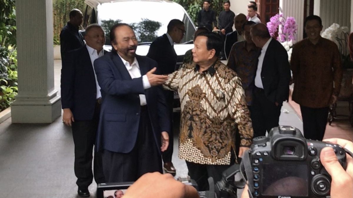 Rangkulan 'Mesra' Prabowo à Surya Paloh lors de la rencontre avec le pays