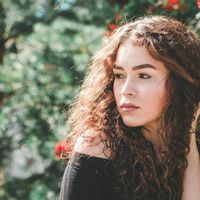 Cara Merawat Jenis Rambut Keriting agar Mudah Diatur : 10 Tips dan Trik Enggak Pakai Ribet