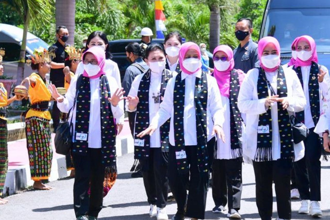 Cross The Ocean To Rinca Island, This Time First Lady Iriana Rides Phinisi Without Jokowi