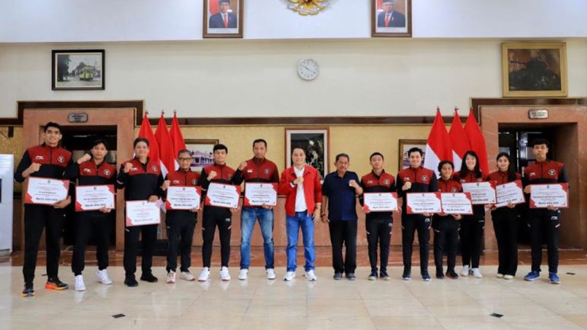  Pemkot Surabaya Berikan Bonus Apresiasi Rp1,2 Miliar untuk Atlet dan Pelatih SEA Games 2023