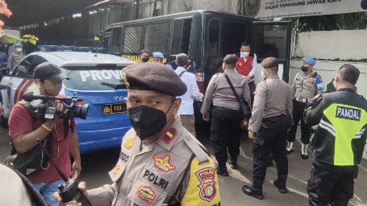 Ferdy Sambo's First Trial: Putri Chandrawati And Kuat Maruf Are Cuffed In A Prisoner's Car