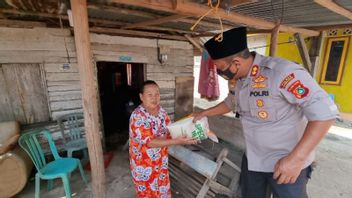 Polres Bangka Barat Bagikan 250 Paket Sembako ke Warga Terdampak COVID-19