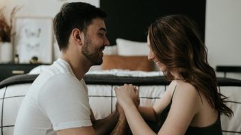 5 أوضاع جنسية عن طريق الفم تزيد من الإثارة في السرير ، ويضمن الأزواج أن يكونوا راضين