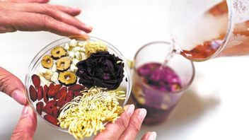 चीन के युवा चाय हर्बल चाय के लिए अधिक इच्छुक हैं, कॉफी बाहर निकल रही है