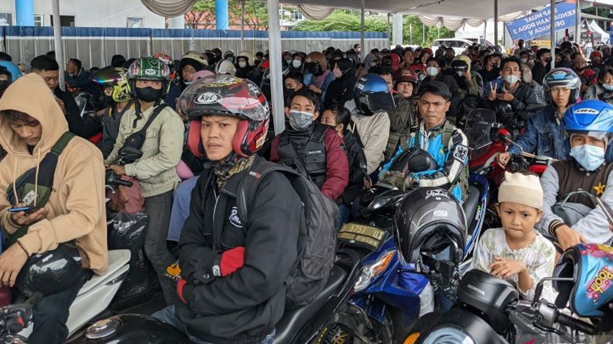 تجنب الاختناقات المرورية ، الطاووس ميناء الدراجات النارية المسافرين "Blusukan"