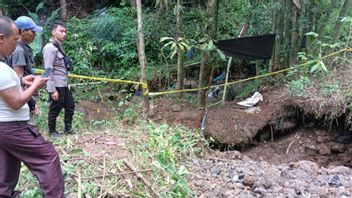 传统金矿工人在Lebong Bengkulu被山体滑坡杀死