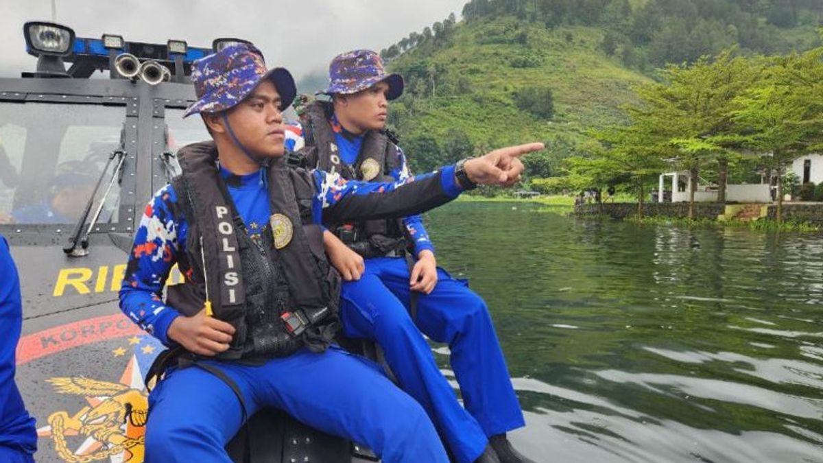 北苏门答腊地区警察部署了一支潜水队,以寻找多巴湖Humbahas山洪暴发的受害者