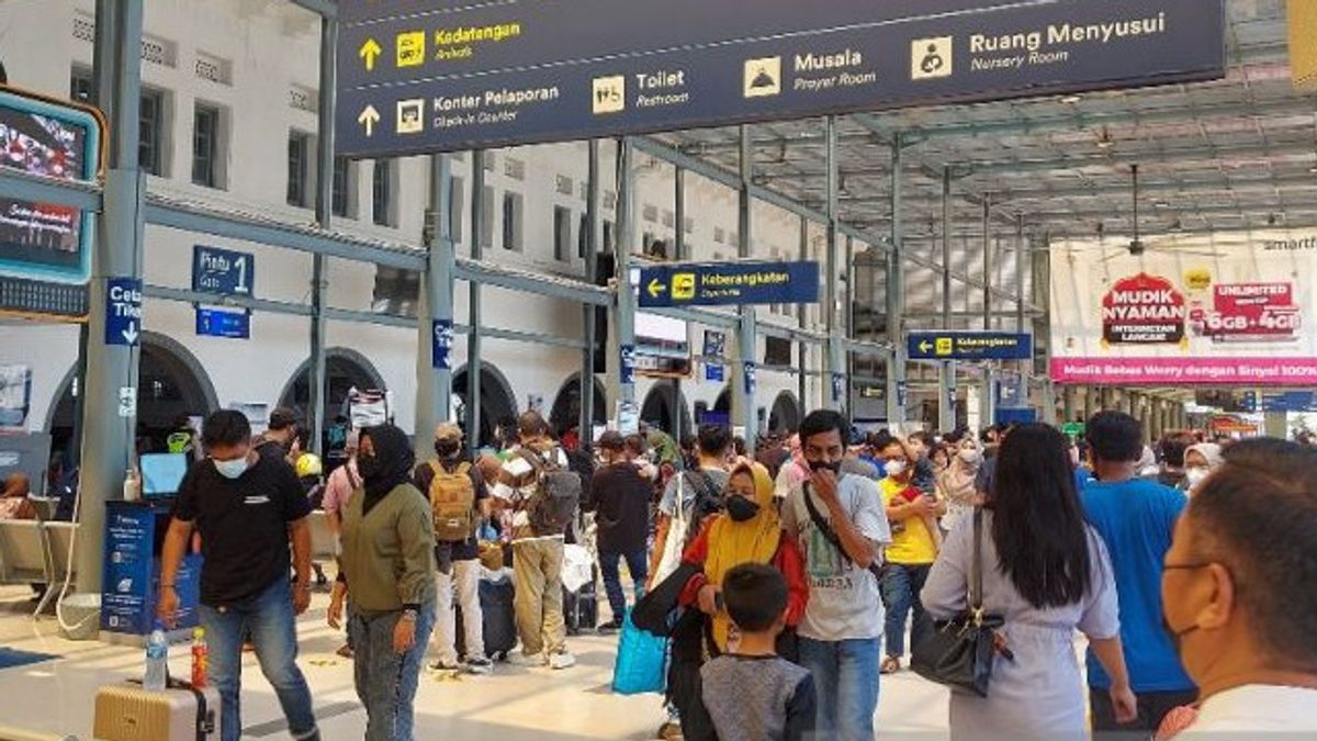 Stasiun Gambir dan Pasar Senen Masih Padat Pemudik, KAI Catat Peningkatan Kedatangan Penumpang