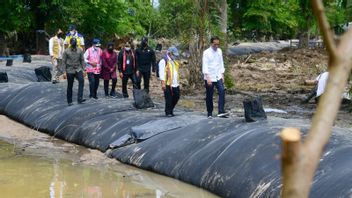 Jokowi Checks Construction Of Flood Control Embankment In Sintang